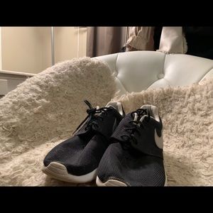 NIKE ROSHE ONE, SIZE 8.5